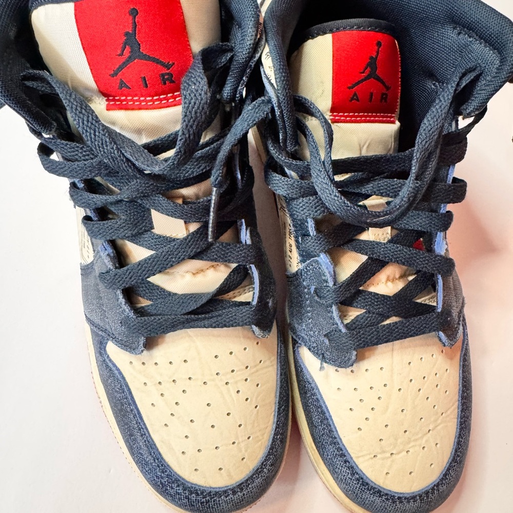 Nike Air Jordan Sneakers 1 mid take flight kids sz 6.5